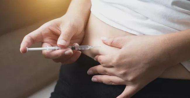 女性服用的一些药物,本身就会对身体有副作用;取卵是在腹腔镜下经腹部