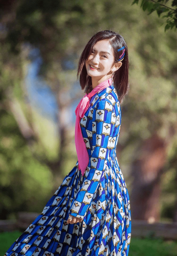 颜色 谢娜的照片是谁拍的，身高看着像1米3，但穿得很有学生气