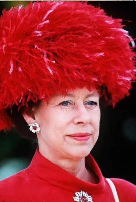 皇室真皇室穿搭让人惊叹！色彩鲜艳却不显廉价，优雅华贵至今也不过时