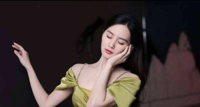 身材 明星撞衫修罗场：杨幂唐嫣连环撞，杨颖远看像礼仪小姐