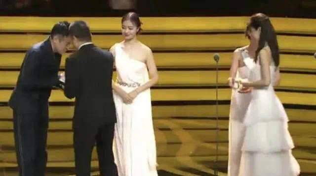 身材 明星撞衫修罗场：杨幂唐嫣连环撞，杨颖远看像礼仪小姐