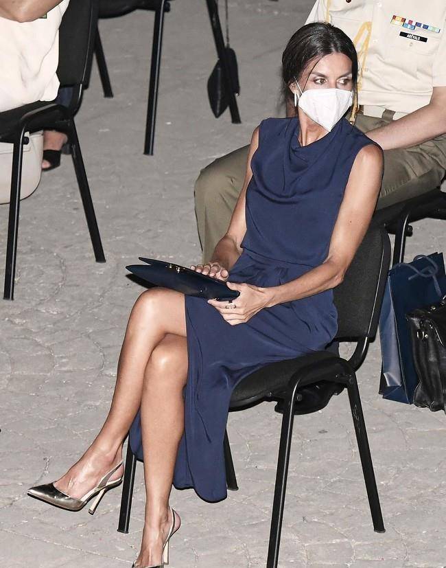 de 莱后带货太厉害,穿过的衣服立刻售罄,“莱蒂齐亚效应”持续发酵 。