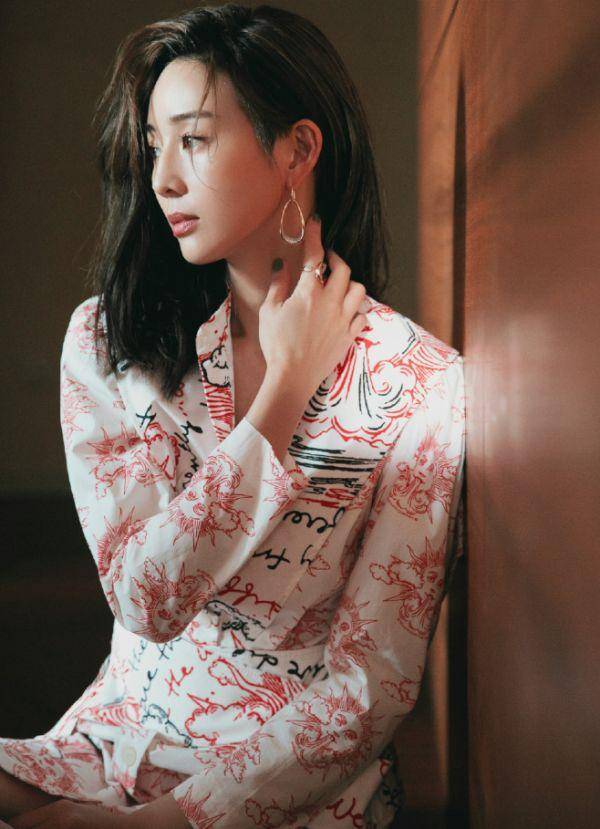 张钧甯真是 长腿美人 纯白印花裙穿出高挑身材 气质没得挑 身段 连衣裙 造型