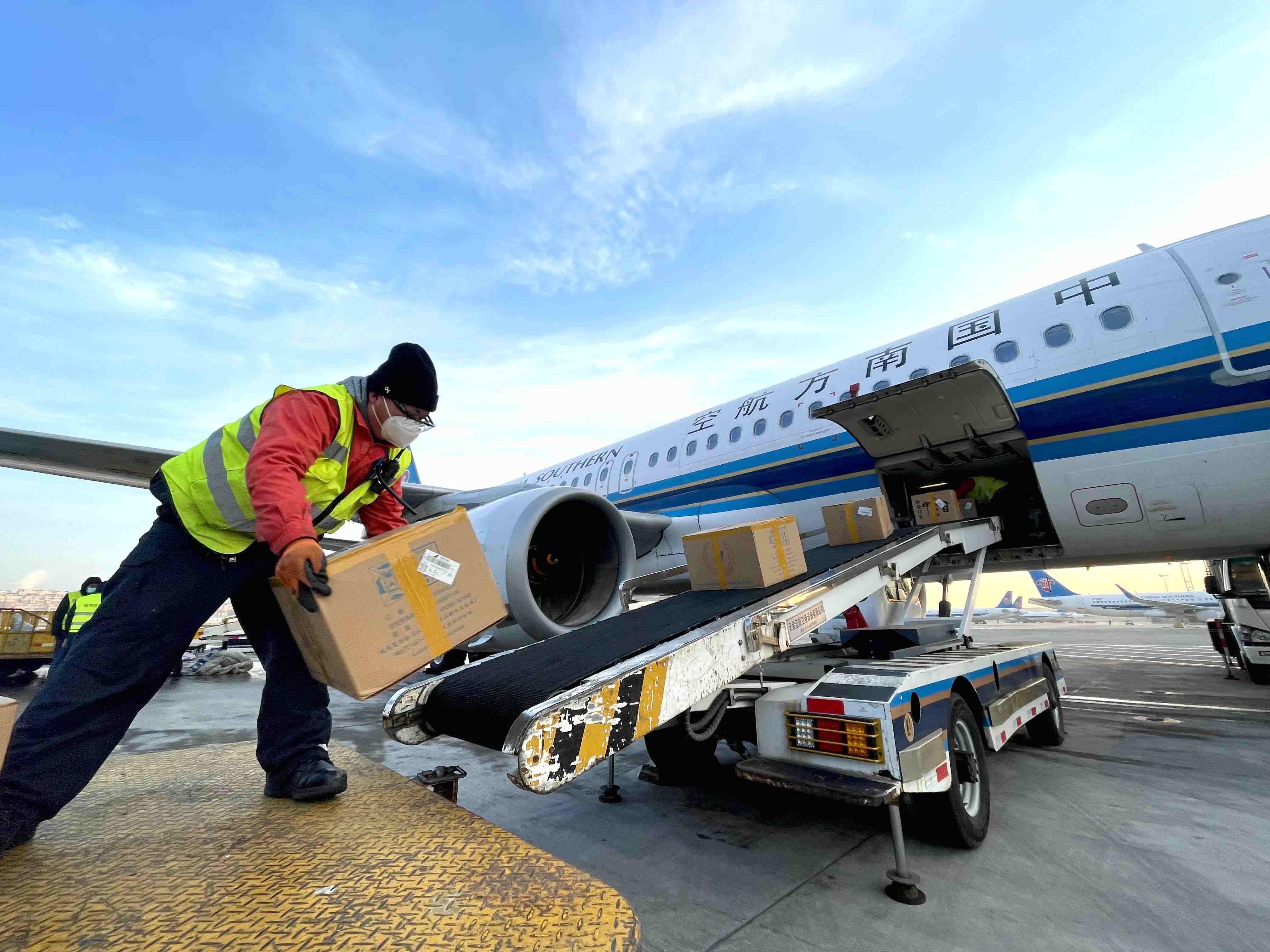 春节临近南航物流守护美食年货天上飞