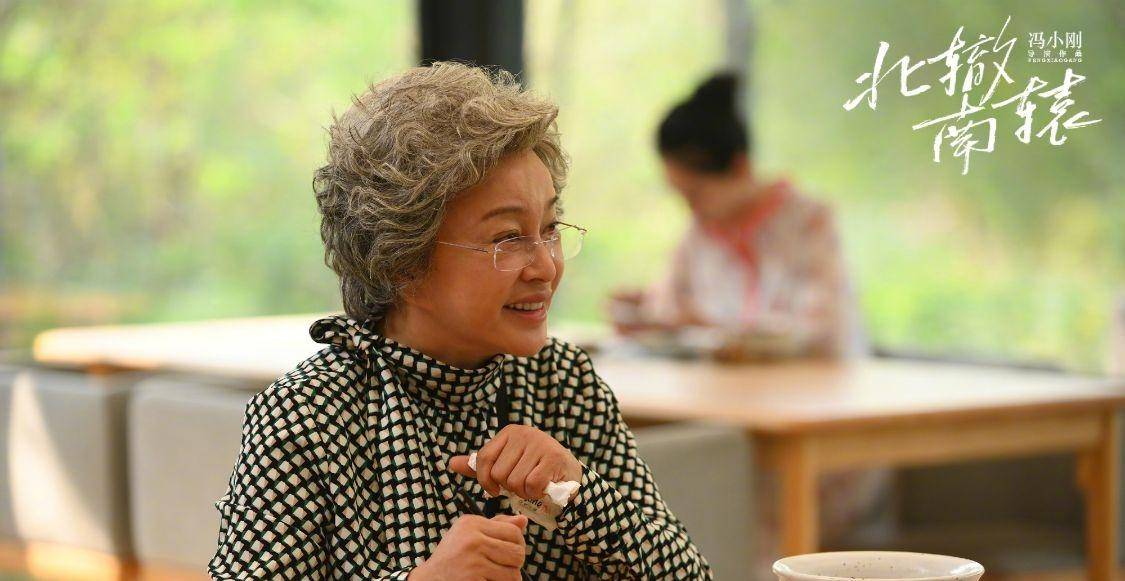 角色 68岁沉迷扮嫩，本想穿印花裙子彰显活力，被旗袍老奶奶碾压