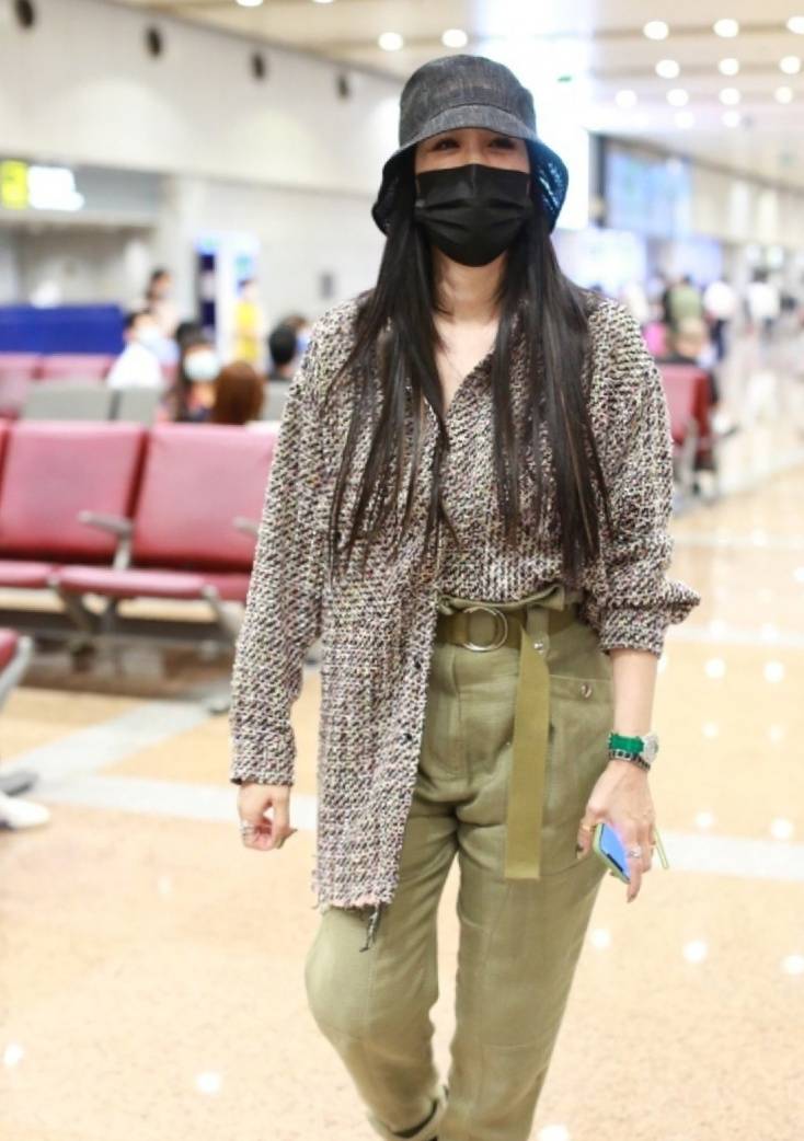 陪衬钟丽缇太精灵可爱，一身休闲打扮先年轻，跟镜头比心真有亲和力