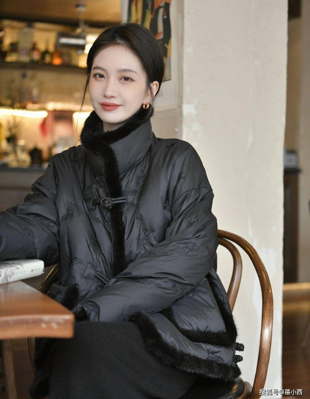 整体 深冬外套买精不买多,一件羽绒服足够!怎么穿都优雅年轻、显气质