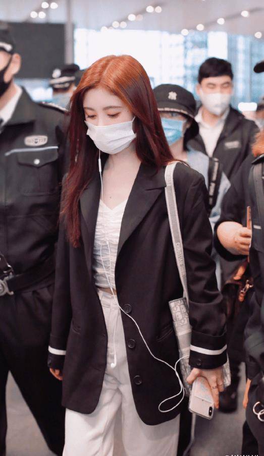 显得 鞠婧祎小淑女的正式穿搭真有范！简约白色尽显时髦，满满知性美