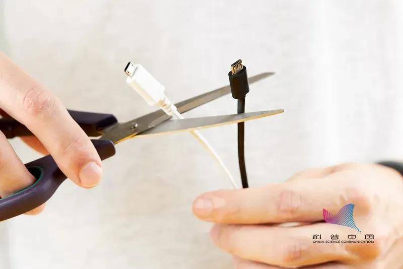 3分钟就可以烧光整个房间！这种充电数据线一定要换 →