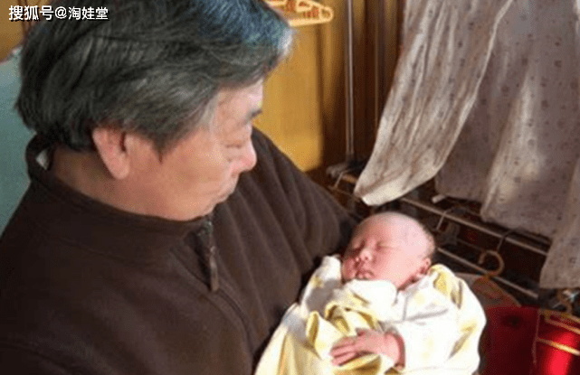 时代|弟弟又给我养，我儿子谁养？三胎时代中的大宝，苦涩面对父母“甩锅”