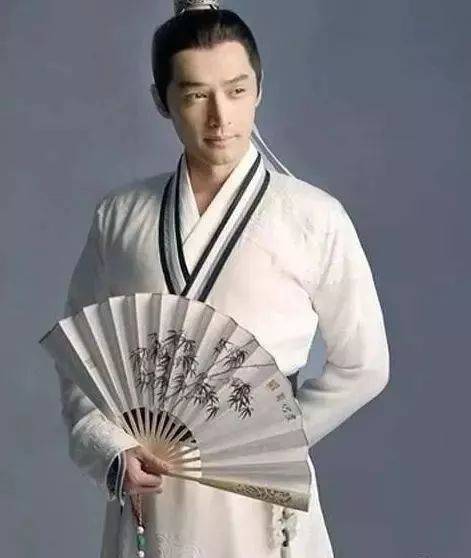 2017年鹿晗在他主演的首部电视剧《择天记》中也穿了一身白衣古装手里