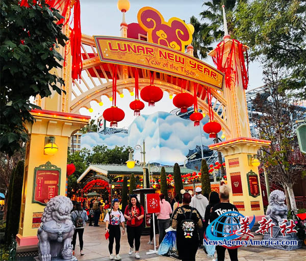 图集迪士尼乐园张灯结彩欢庆农历新年全面开启新春模式