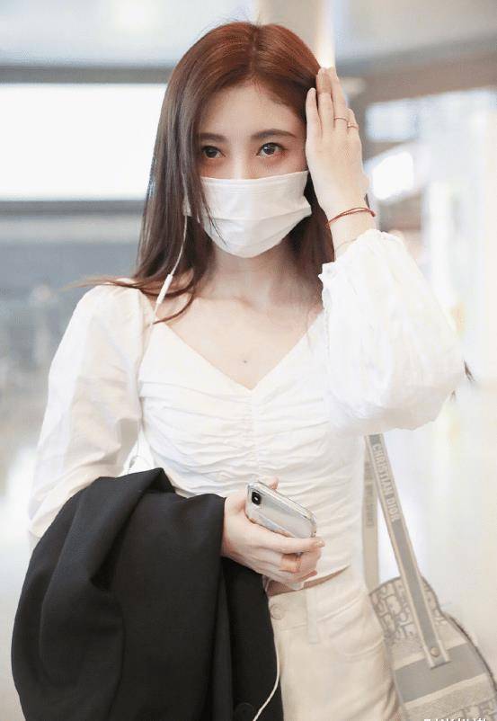 显得 鞠婧祎小淑女的正式穿搭真有范！简约白色尽显时髦，满满知性美