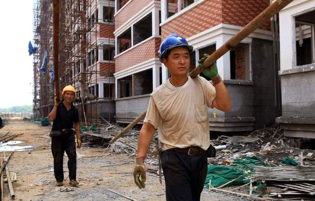 在大城市打工,年纪大的农民工不允许进入工地,出路在哪里_工人_年龄