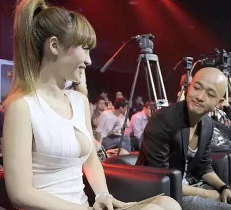 跟他开玩笑他都听不懂_华晨宇和张碧晨什么时候在一起的