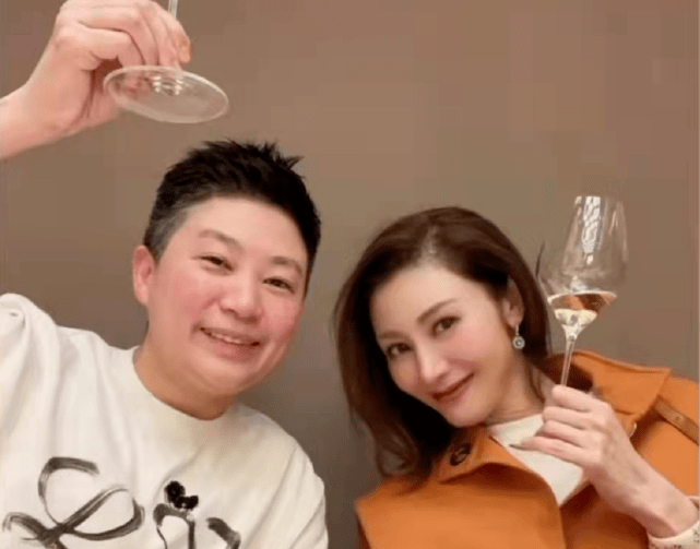 黑色 51岁李嘉欣出院后太玩得开！喝香槟暴露“鸡爪手”，名媛穿搭超美