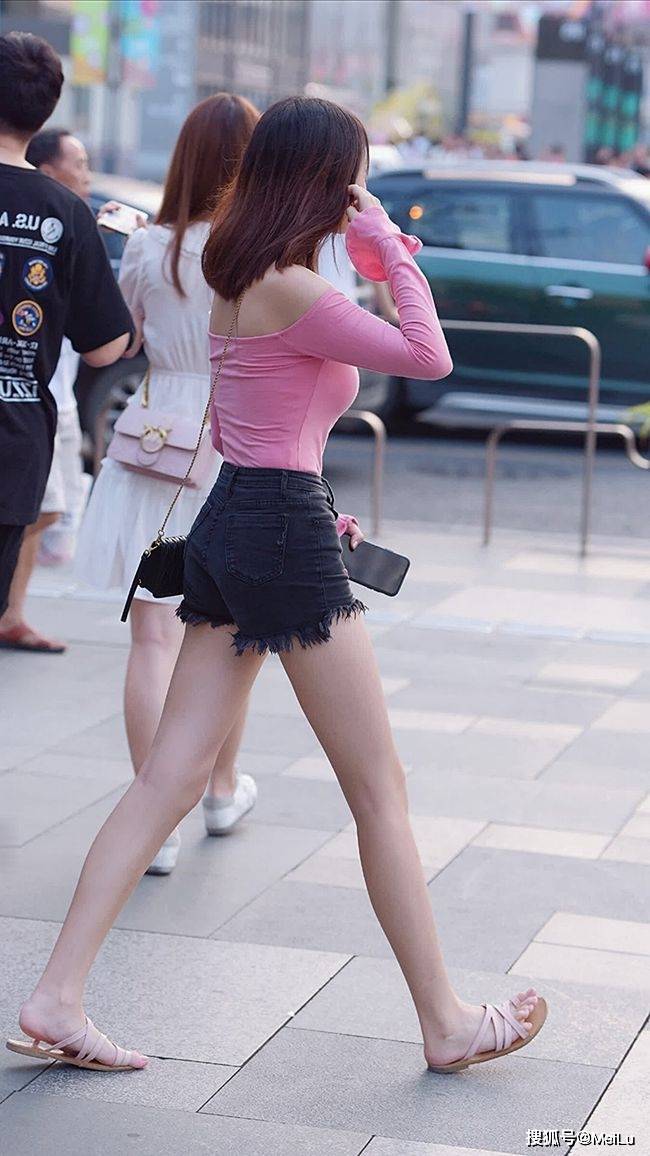 老姑娘 打底裤装扮洒脱不俗,穿出修长的双腿,呈现出洒脱迷人气场