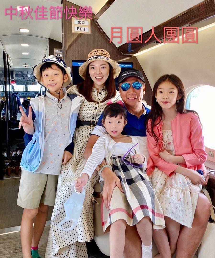 衣戴 富士康老板娘近照曝光，穿粉衣戴名表打扮贵气，46岁还想拼4胎