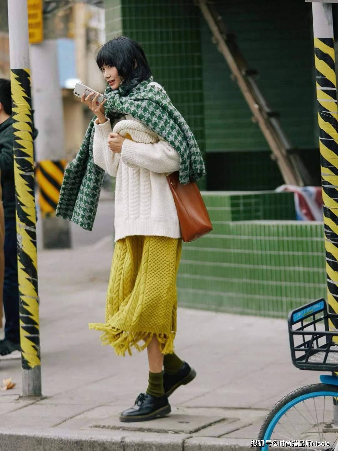 降低 去了上海才知道，会穿的女人都爱“叠穿”，不露腿不露腰照样时髦