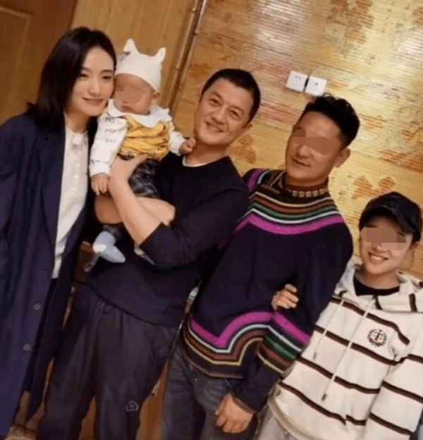 车带 50岁李亚鹏真会谈恋爱!开豪车带小19岁女友购物,穿羽绒服变跟班