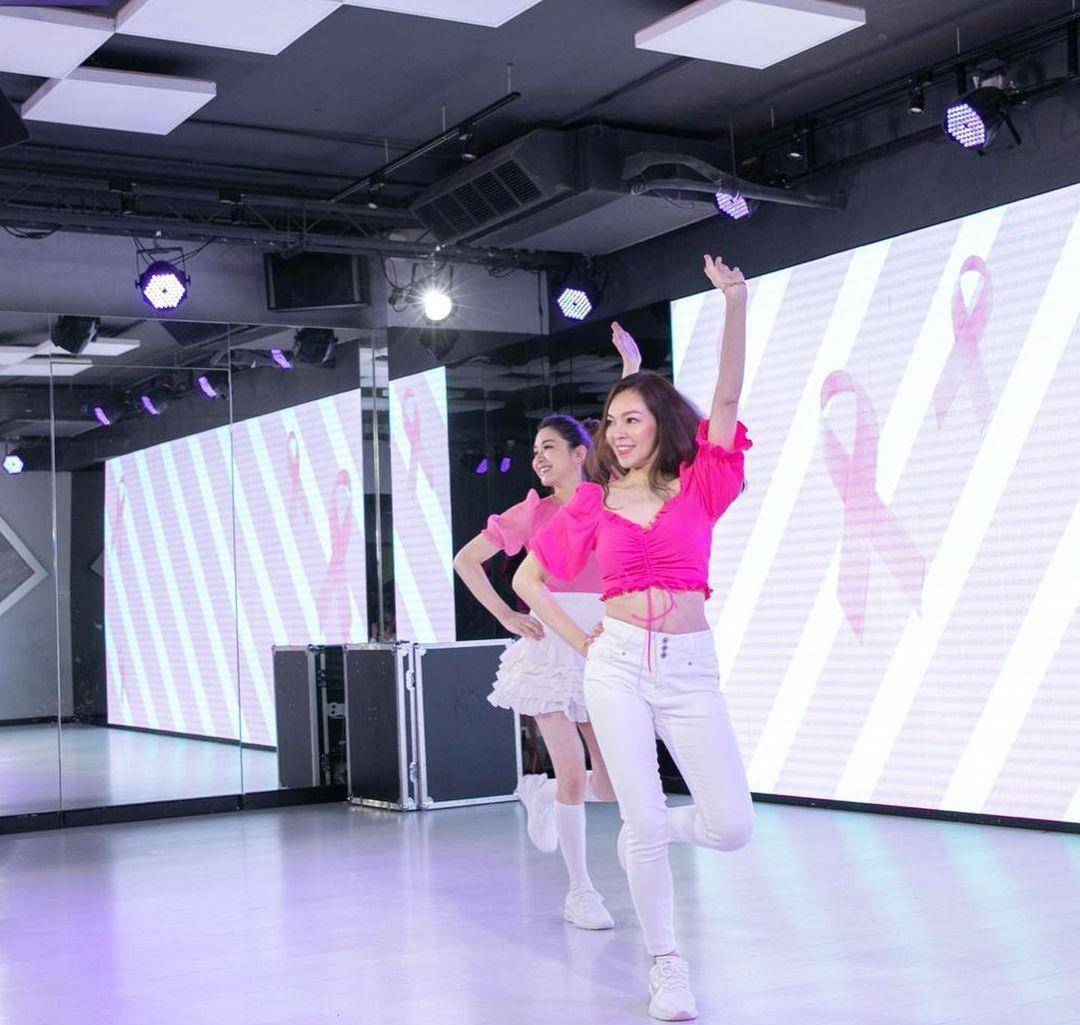 衣戴 富士康老板娘近照曝光，穿粉衣戴名表打扮贵气，46岁还想拼4胎