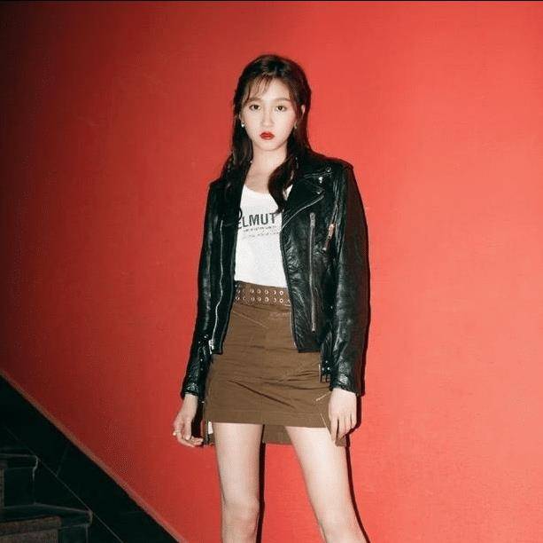 面料 关晓彤穿皮衣比正常款短一截，在她身上仍很潮