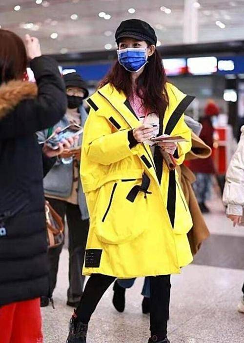 蔡少芬 蔡少芬与家人现身机场,不化妆也肤如凝脂,三个孩子长得太像张晋