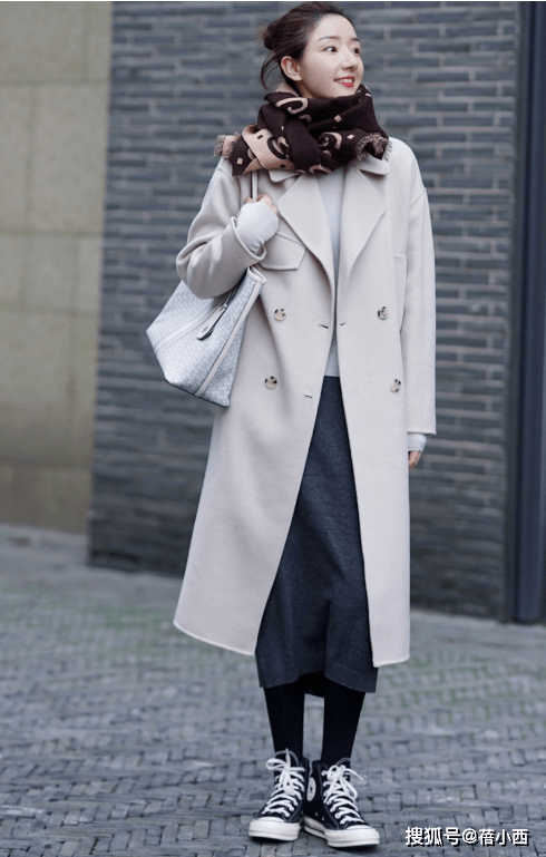 黑色 2022年做个时髦精!穿大衣时用这三双鞋子来搭配,简约百搭还耐看