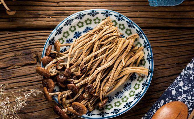 茶树菇茶树菇的功效之一也在于补肾健胃,茶树菇能够有效提高人体的免疫