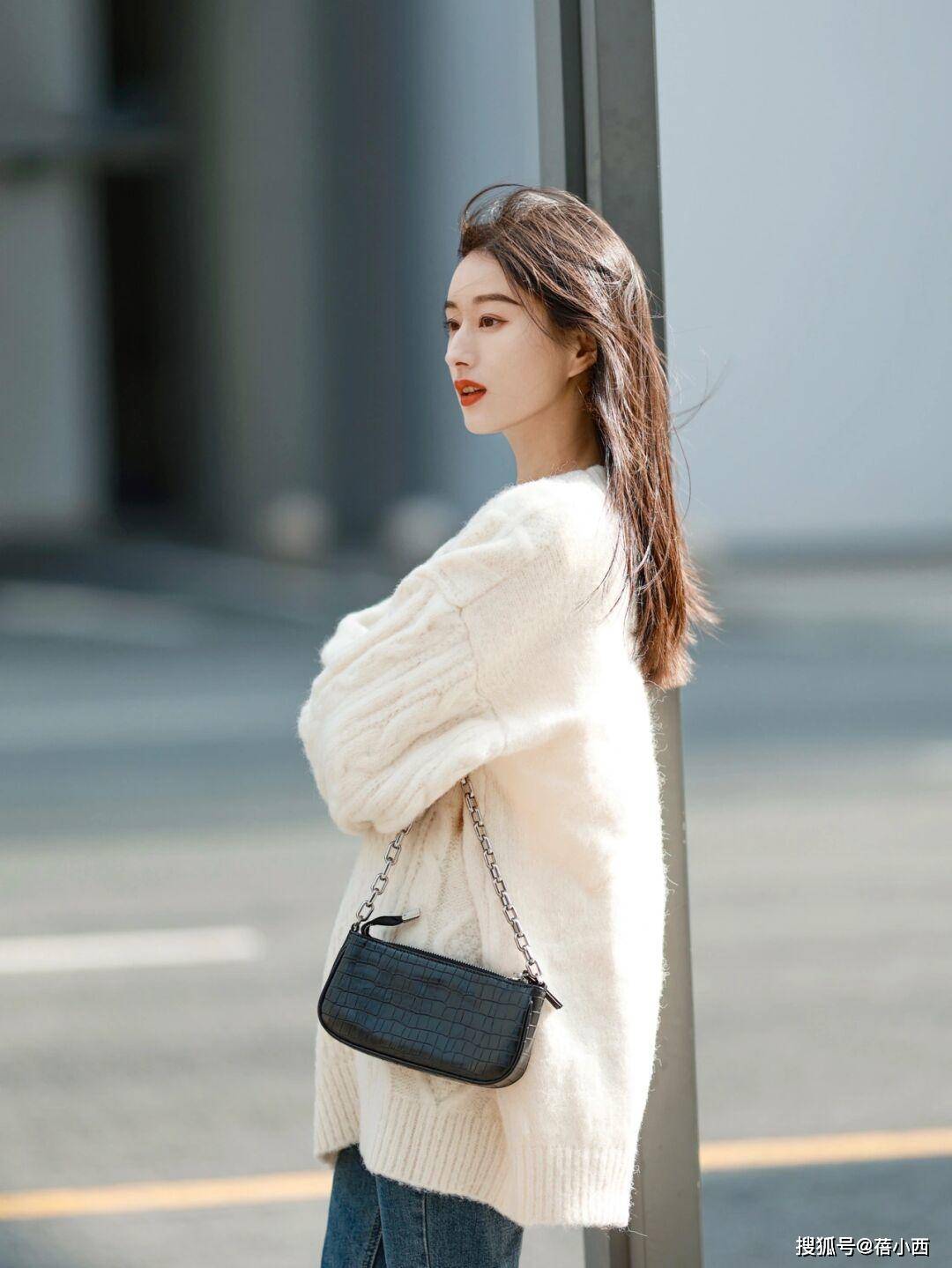 颜色 毛衣不知道选什么颜色?推荐你选择白色,搭配裤子半身裙都很高级