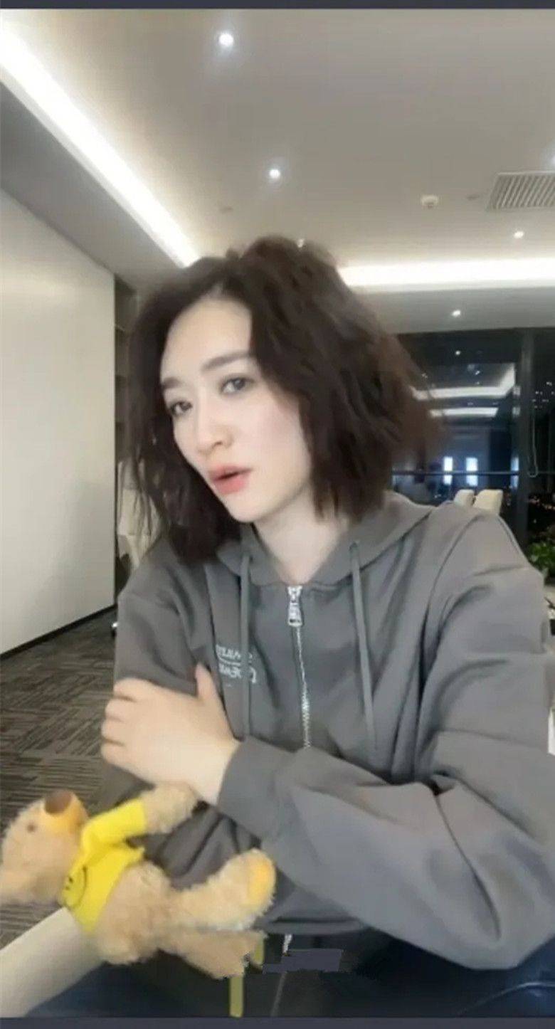 李小冉李小冉烫卷发有大妈感，但45岁皮肤还这么好，冷白皮一点不显老！