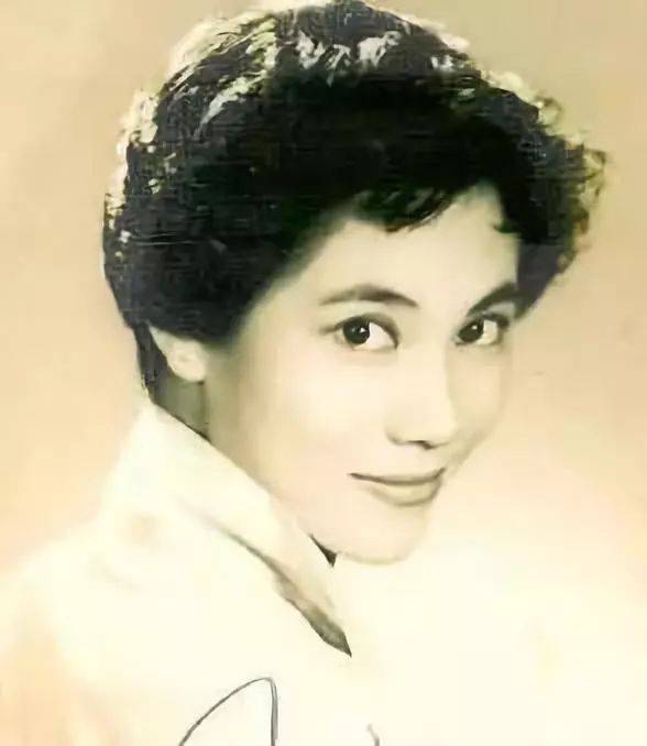 1953年,17岁的曾懿被27岁的导演秦剑破格录用,主演电影《翠翠》.