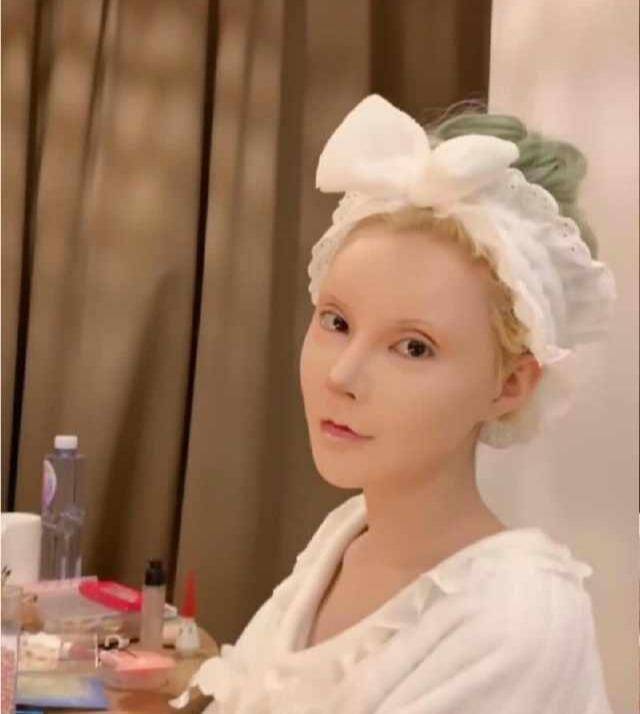 小天“真人芭比”网红迪丽拉,公开否认整容,结果吃饭却不敢张嘴?