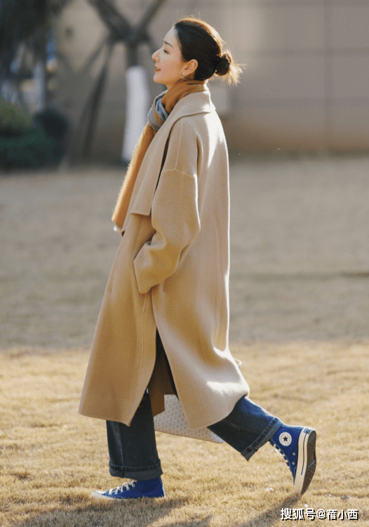 黑色 2022年做个时髦精!穿大衣时用这三双鞋子来搭配,简约百搭还耐看