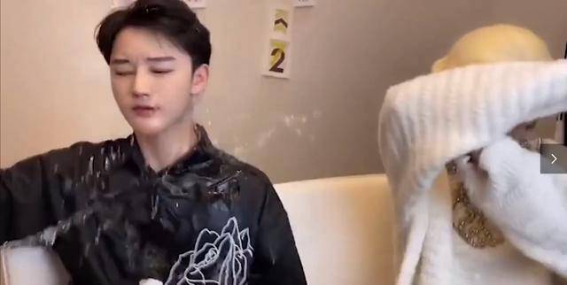 小天“真人芭比”网红迪丽拉,公开否认整容,结果吃饭却不敢张嘴?