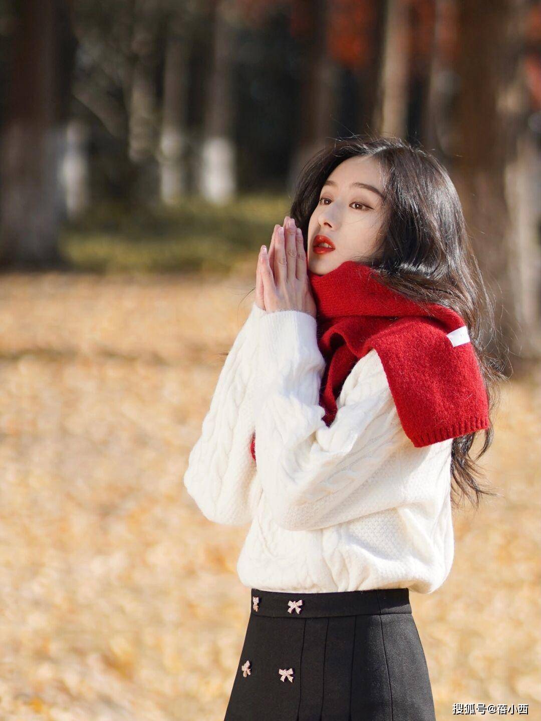 颜色 毛衣不知道选什么颜色?推荐你选择白色,搭配裤子半身裙都很高级