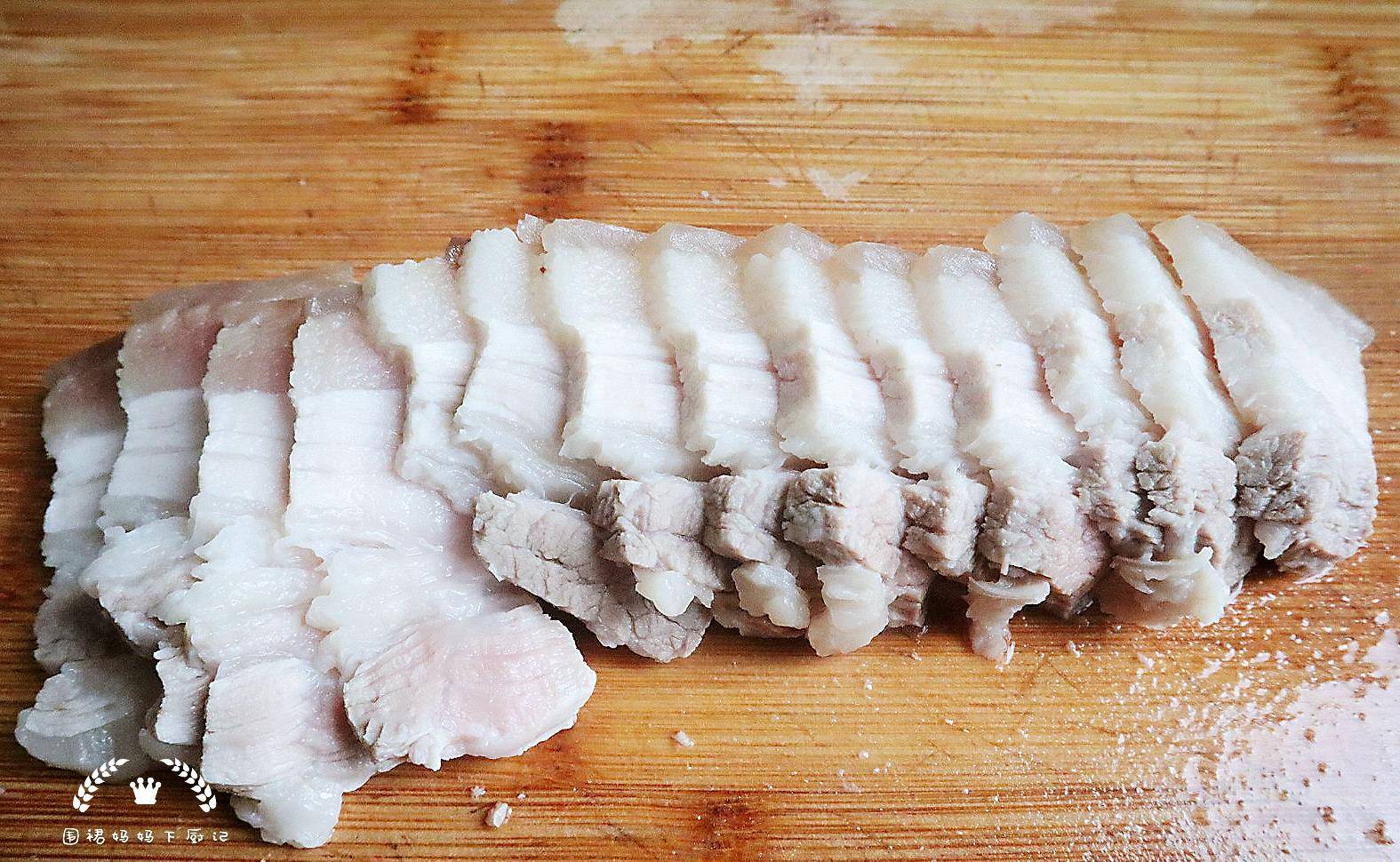 加入适量|这菜看起来老，吃起来却很嫩，放点肉一起炒，肉香菜更香，真好吃