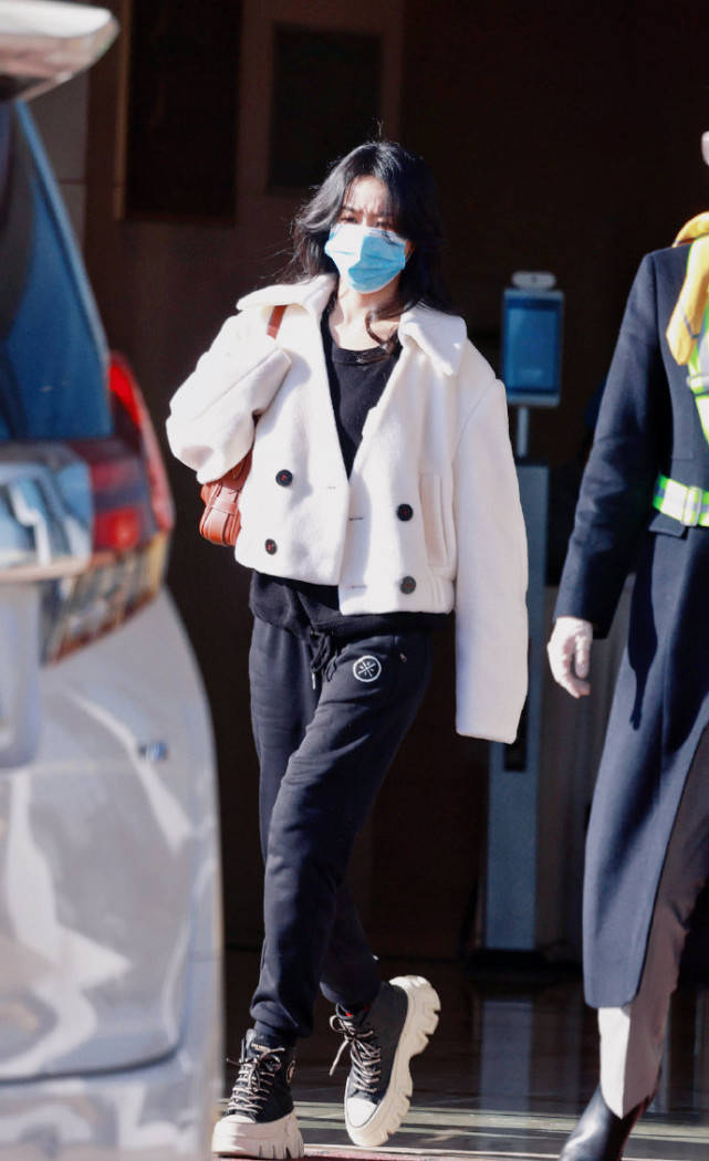 原创赵丽颖参加春晚第三次彩排穿百元裤子气场强边拍戏边彩排超努力