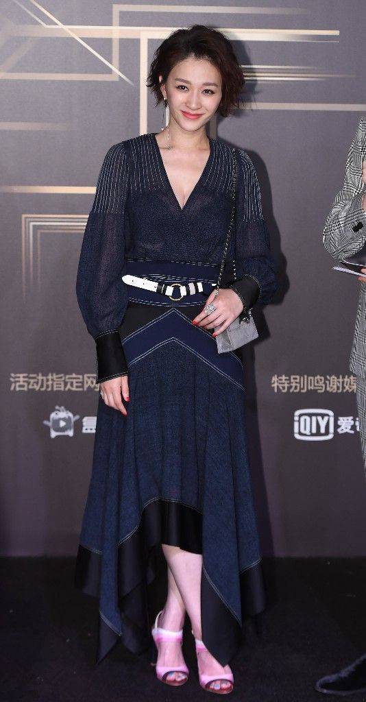 李小冉李小冉烫卷发有大妈感，但45岁皮肤还这么好，冷白皮一点不显老！