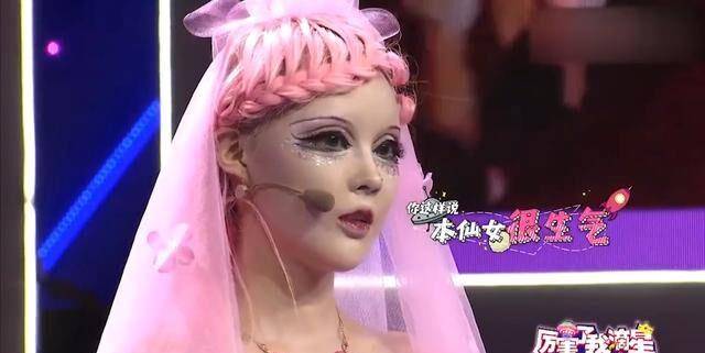 小天“真人芭比”网红迪丽拉,公开否认整容,结果吃饭却不敢张嘴?
