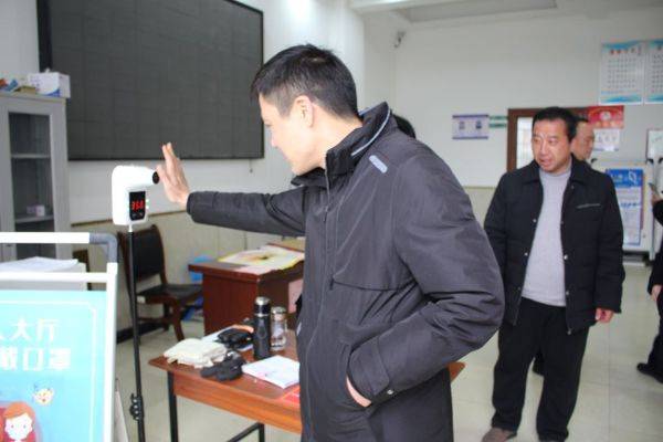 城关镇党委委员张炜,镇安监办主任牛洁,镇物业办主任阮胜昔陪同督查.
