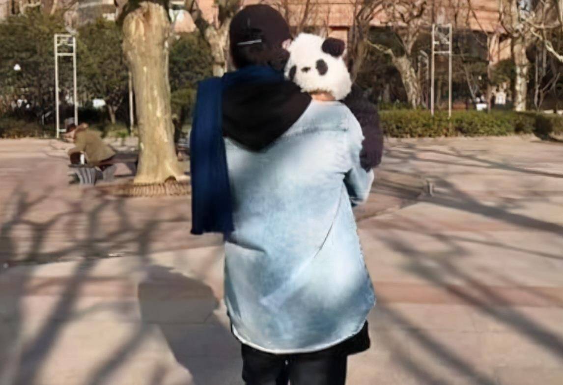 人的手很大握不住（人的手就这么大背景图）