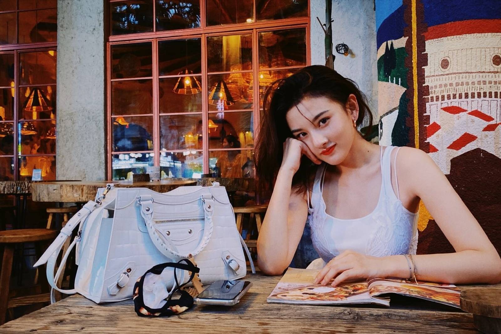 样式 宋祖儿不愧是时髦精，穿白色背心凹造型，身材婀娜又甜又媚