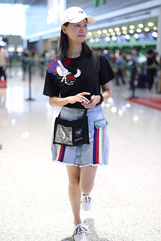 设计 “祝无双”倪虹洁还很甜，身穿短裙加短袖，满满的清爽气息