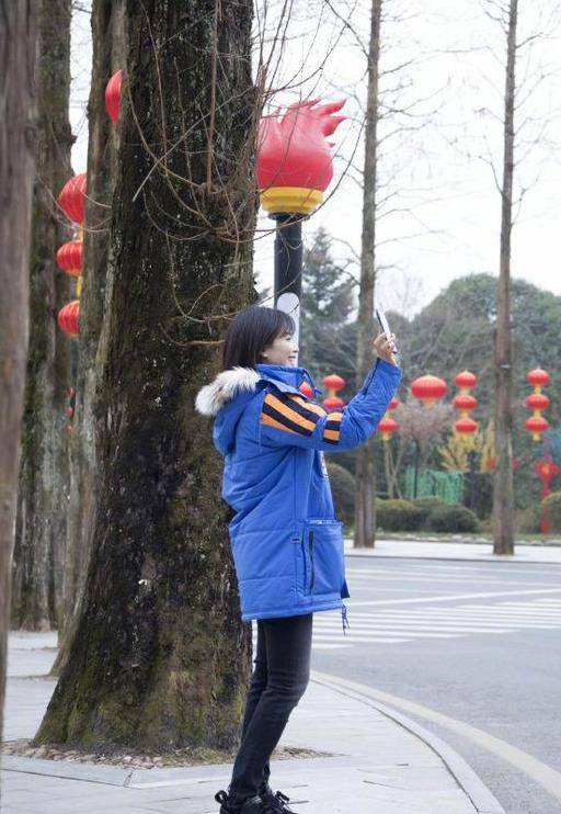 全靠 刘涛真厉害！“灾难色”大衣40岁还穿出少女感，网友：全靠颜值撑