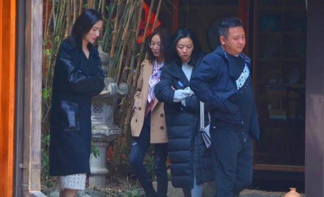 车带 50岁李亚鹏真会谈恋爱，开豪车带小19岁女友购物，穿羽绒服变跟班