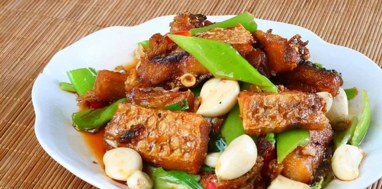 推荐两道肉食做法,简单易学,好吃不腻,家人都喜欢吃呦_洋葱_草鱼_五花