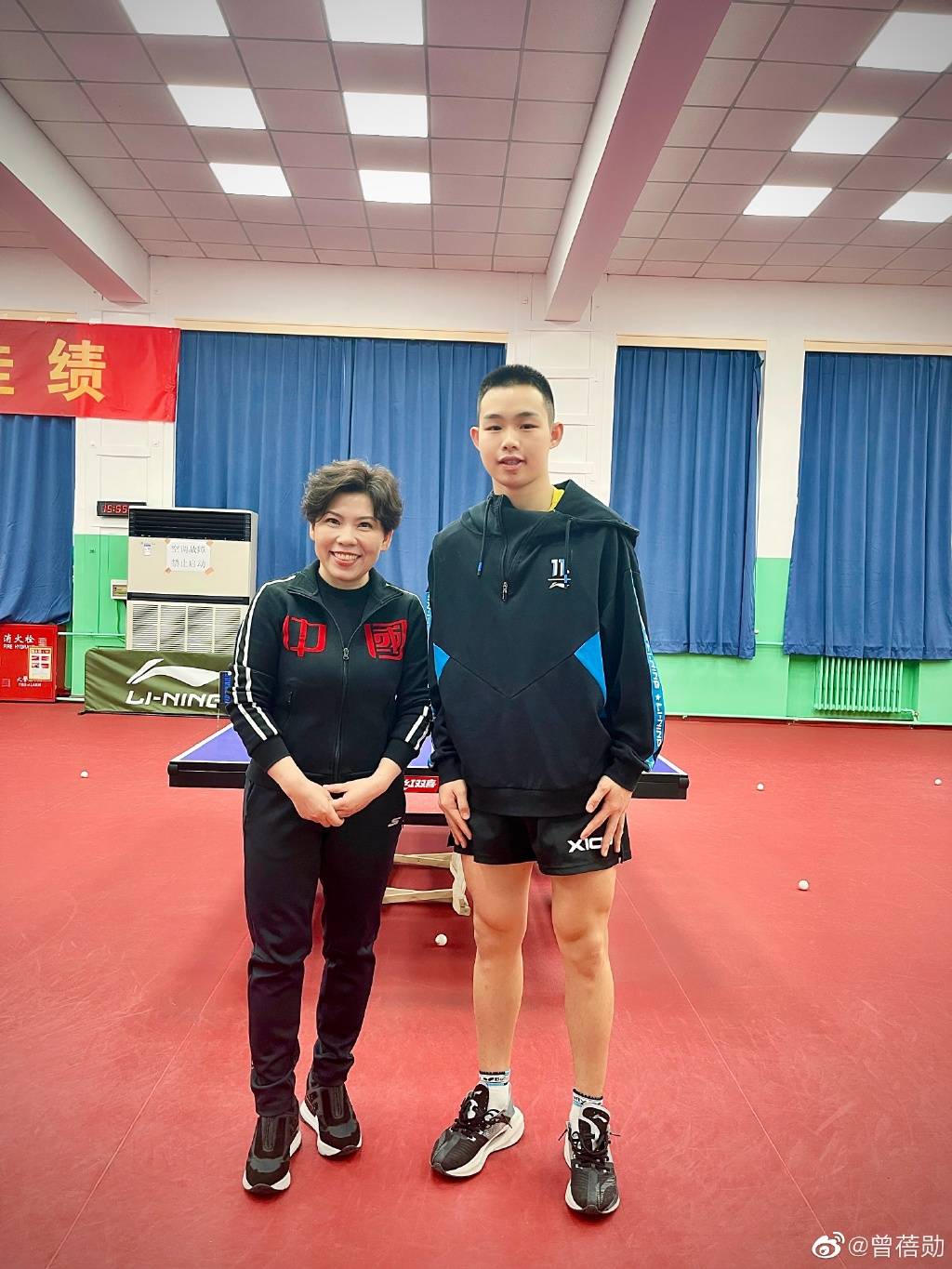 邓亚萍合影马龙嫡系小师弟,有爱互动萌出天际_曾蓓勋_初代目_背心