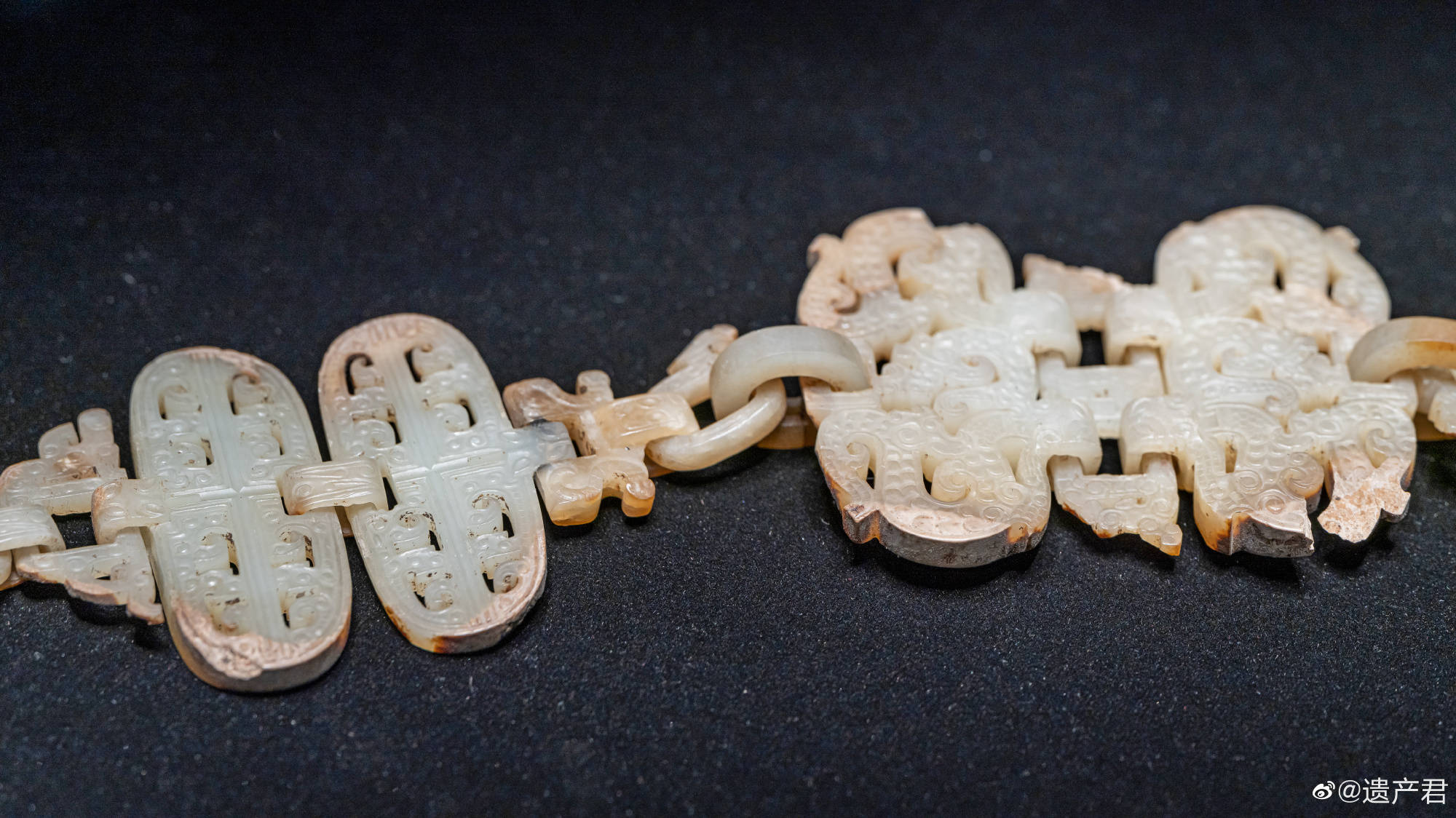 这件玉佩由5块玉料共雕成16节,每组内各玉片之间以玉套环相连,用椭圆