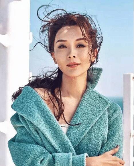 下巴她是整容最成功的一位女星，翻看18年前旧照，网友：吓倒一片啊